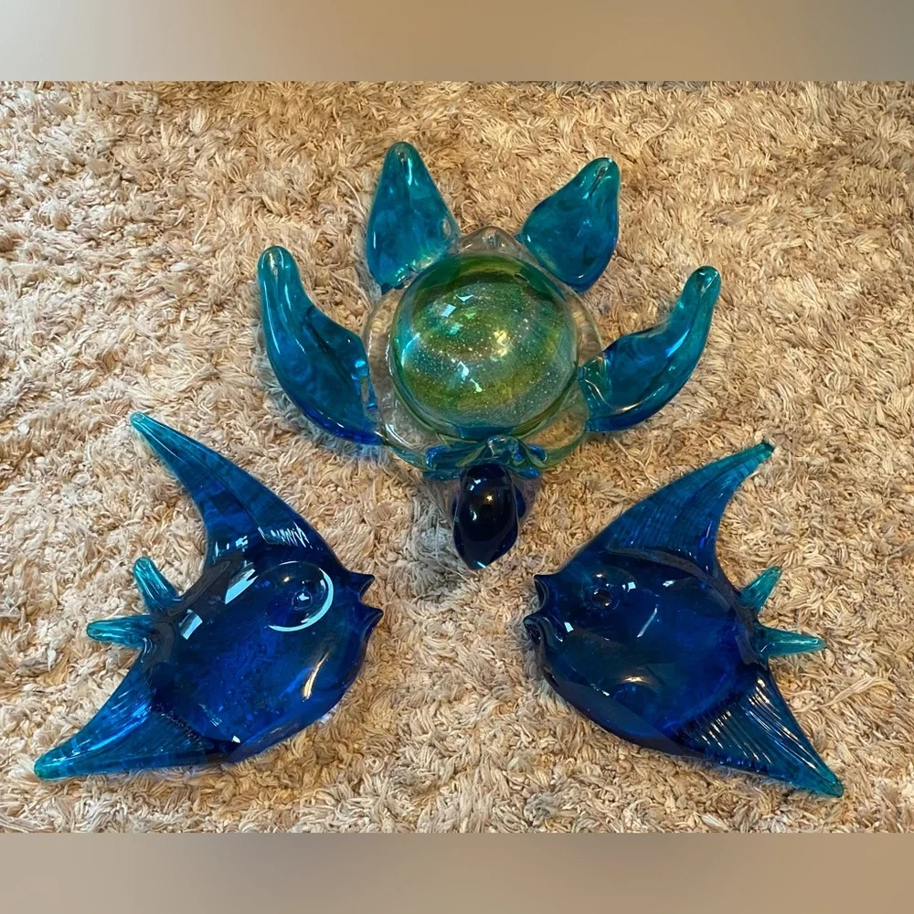 Beautiful blue blown collectible glass decor. 2 fish 1 turtle - Picture 2 of 4
